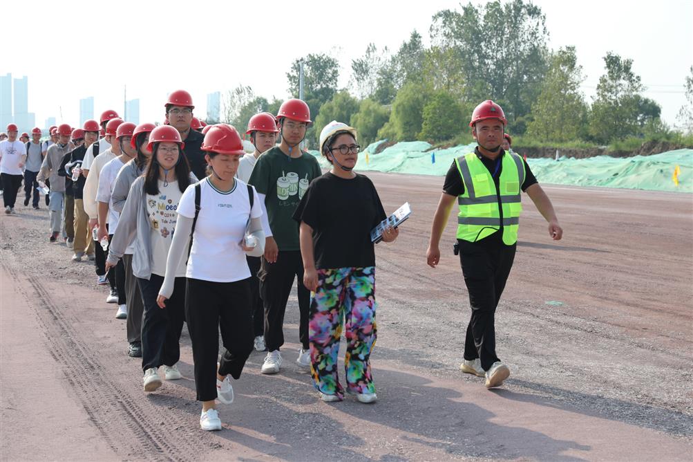 開發區管委會領導及安徽理工大學師生走進“劉慶路”施工現場觀摩交流